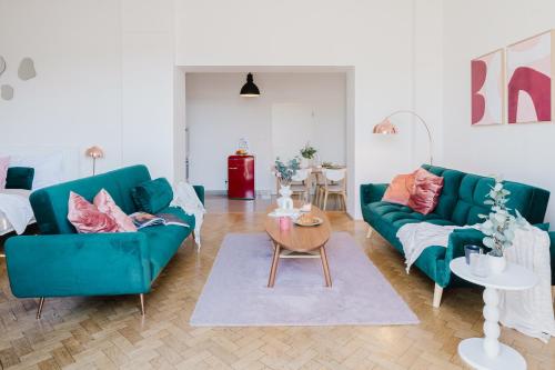 Prague Days - Loft with Terrace and Prague Castle View by Vltava River in Smíchov - image 2