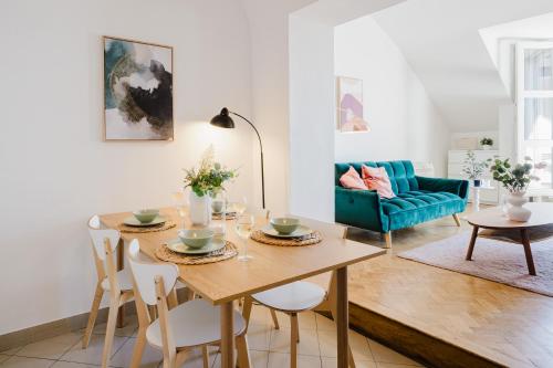 Prague Days - Loft with Terrace and Prague Castle View by Vltava River in Smíchov - image 7