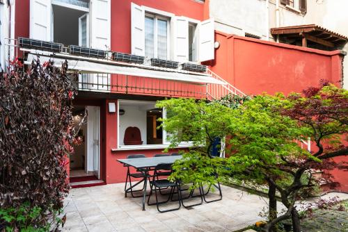 Youhosty - Secret Garden, Milan