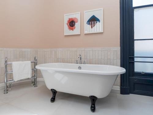 Pass the Keys Large Stylish room in the Heart of Bath, Bath (photo 10)