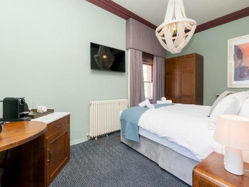 Pass the Keys King Room in superb Central Bath Location, Bath (photo 8)