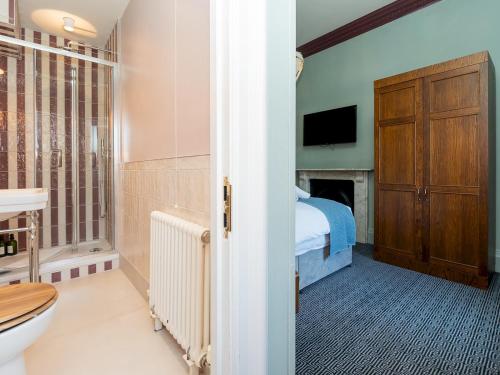 Pass the Keys Cosy King room in Central Bath, Bath (photo 9)