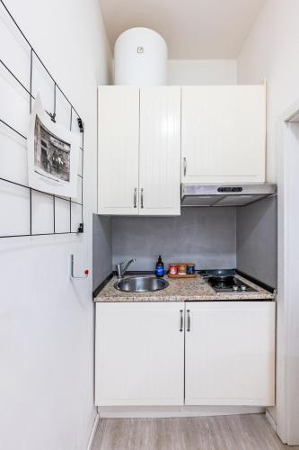Prague Days - Stylish Condo with Netflix in Hip Karlín - image 7