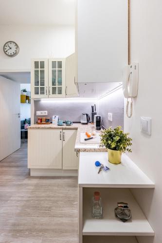 Prague Days - Stylish Condo with Netflix in Hip Karlín - image 4