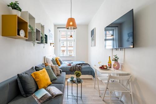Prague Days - Stylish Condo with Netflix in Hip Karlín - image 2