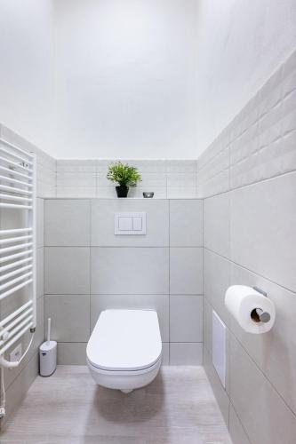 Prague Days - Stylish Condo with Netflix in Hip Karlín - image 3