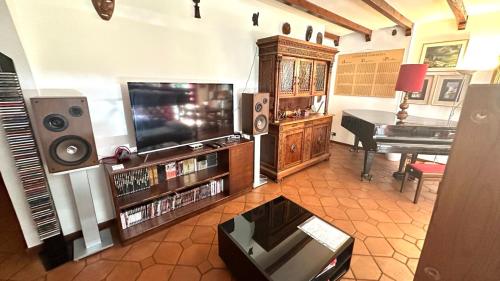  Musicians Mansion Apartment, Ferienwohnung in Fino Mornasco