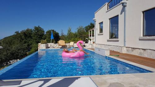 สระว่ายน้ำ, villa lavander hill in ลัปซิซี