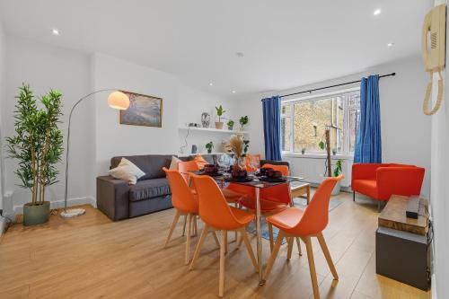 Barbican Lux Apt with Home Cinema Experence by KeyHol Short Let - Up to 8 sleeps, London