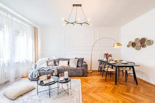 Prague Days - Glamorous Apt w Balcony near Vltava River