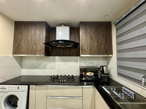 Lux Haven Stays 2 Bedroom Luxury Apartment Near Gulberg - Ultimate Getaway Experience - image 6