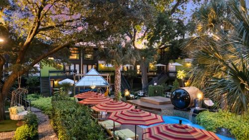 Elegant 3-suite Retreat W Pool in Джуниус-Хайтс