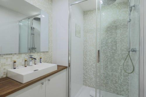 Charming apartment- 1BR-2P- Sacre-Coeur - image 8