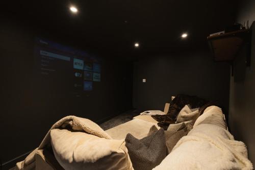 Faciliteiten, Luxury 3 Bed Home Near Peak District with Cinema Room in Lydgate