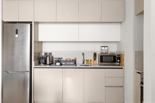 Elegant 1BHK Dubai Private Beachfront, Dubai (photo 2)