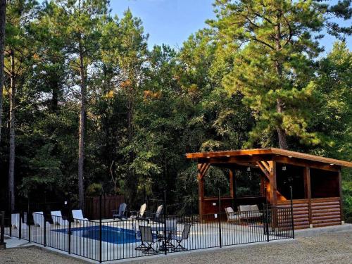 Spacious 5BR with Pond - Hot Tub - Games - Sleeps 19, Broken Bow (Foto 3)