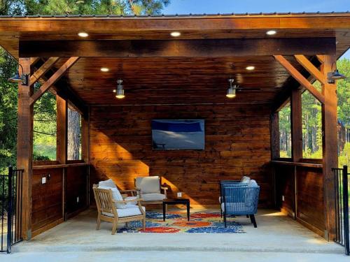Spacious 5BR with Pond - Hot Tub - Games - Sleeps 19, Broken Bow (Foto 6)