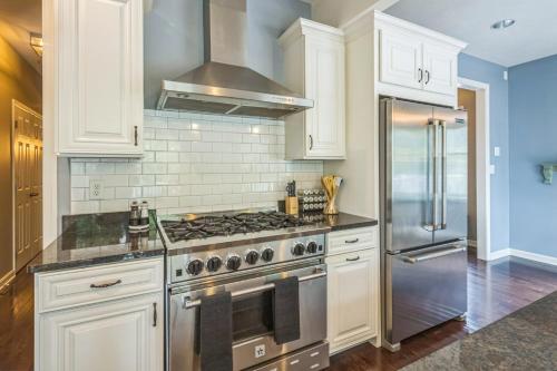 Modern 3-Bed Home with Game Room and Deck in Pittsburgh, USA