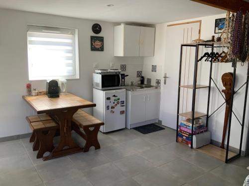 廚房, Maison d’hôtes accès piscine (Maison d’hotes acces piscine) in 拉紹塞埃聖維克托