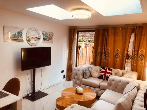 Zone1 House Sleeps 8 - 2 Mins to Station - Pets Ok, Londýn