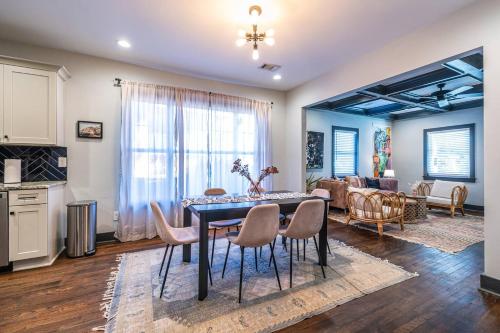 Stylish Urban Retreat, Minutes To Downtown! in Vine City