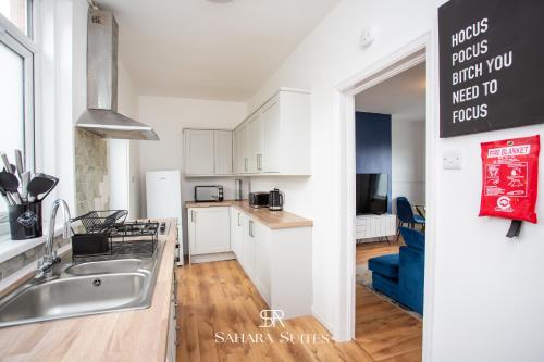 Kitchen, Stylish 3-Bed - Newcastle City Centre - Long Stays in Walkergate