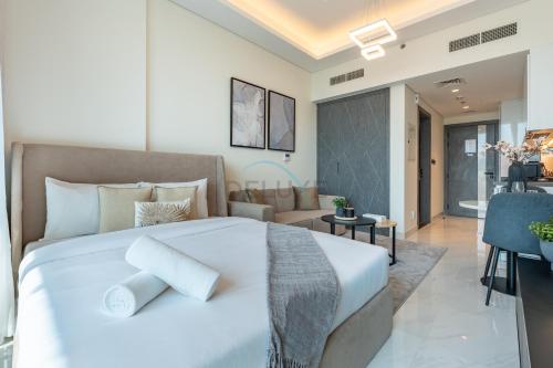 Walking distance to Dubai Miracle Garden and Butterfly Garden, Few minutes drive to Mall of the Emirates and IMG Worlds of Adventure - Samana Park Views, Arjan by Deluxe Holiday Homes, Dubaj (zdjęcie 2)