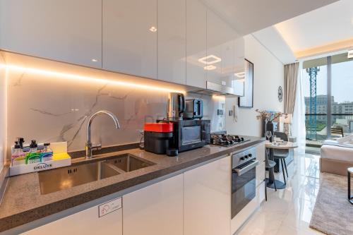 Walking distance to Dubai Miracle Garden and Butterfly Garden, Few minutes drive to Mall of the Emirates and IMG Worlds of Adventure - Samana Park Views, Arjan by Deluxe Holiday Homes, Dubaj (zdjęcie 3)