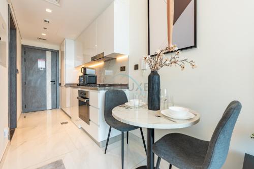 Walking distance to Dubai Miracle Garden and Butterfly Garden, Few minutes drive to Mall of the Emirates and IMG Worlds of Adventure - Samana Park Views, Arjan by Deluxe Holiday Homes, Dubaj (zdjęcie 10)