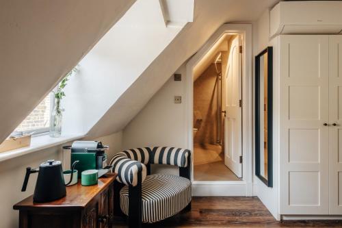 Bathroom, Hermes Hotel by Nestor in Kingston upon Thames