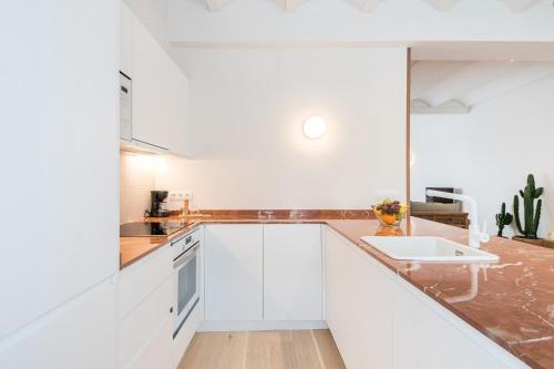 Mediterranean Retreat with 4-Bedroom, 3-Bath Apartment in Barcelona, Barcelona (Foto 11)