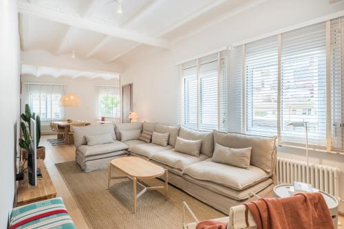Mediterranean Retreat with 4-Bedroom, 3-Bath Apartment in Barcelona, Barcelona (Foto 3)