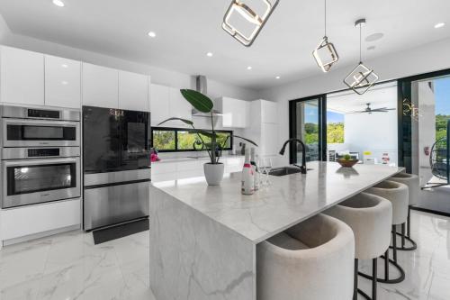Küche, Private Villa Stay with Pool BBQ and Beach Nearby in Providenciales