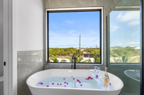 Badezimmer, Private Villa Stay with Pool BBQ and Beach Nearby in Providenciales