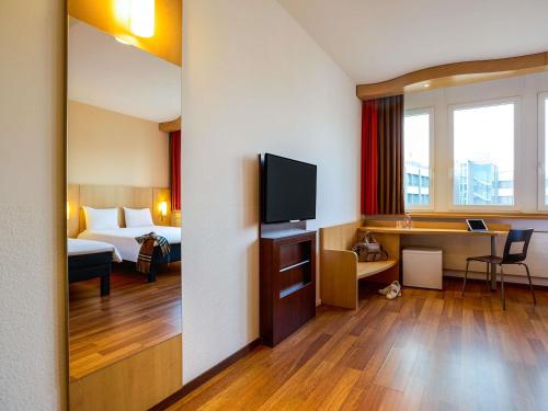 1 double bed, 1 twin bed
