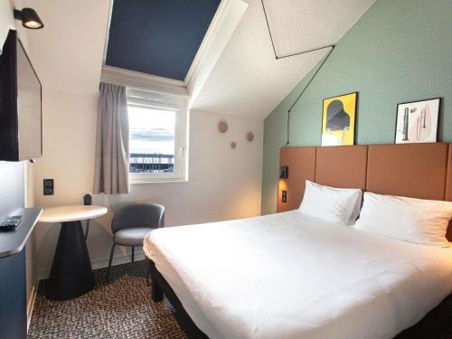 1 double bed, 2 twin beds