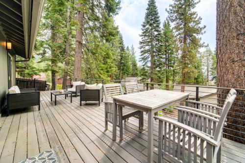 3 Mi to Diamond Peak Mtn-View Home with Fireplace