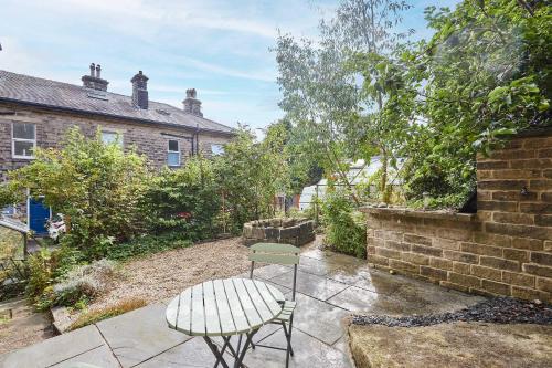 Kert, Host & Stay - The Artist's House in Hebden Bridge