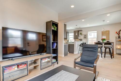 Walk to Med Ctrs and Dtwn Englewood Modern Home in Englewood (CO)
