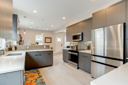 Walk to Med Ctrs and Dtwn Englewood Modern Home in Englewood (CO)