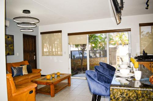 Cozy 2BR Apartment, Pool and BBQ, Palm-Eagle Beach