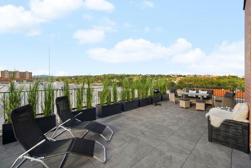 Sunny apartment with terraces in Královo Pole (Sunny apartment with terraces in Kralovo Pole) in คราโลโว โปเล