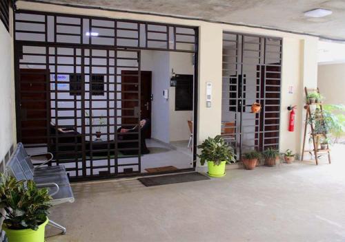 Nos 3 appartements meublés - De 1 à 10 personnes, Residence Nehemie Feh-Kesse Bingerville – khách sạn tại Cocody