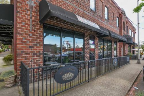 Large eclectic 1 BR above restaurant 15min to PDX - image 10