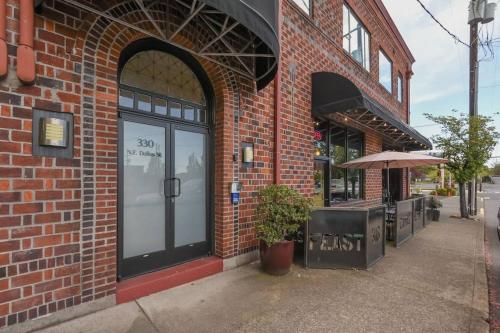 Large eclectic 1 BR above restaurant 15min to PDX - image 14