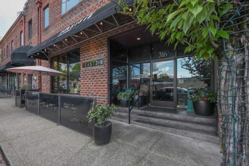Large eclectic 1 BR above restaurant 15min to PDX - image 3