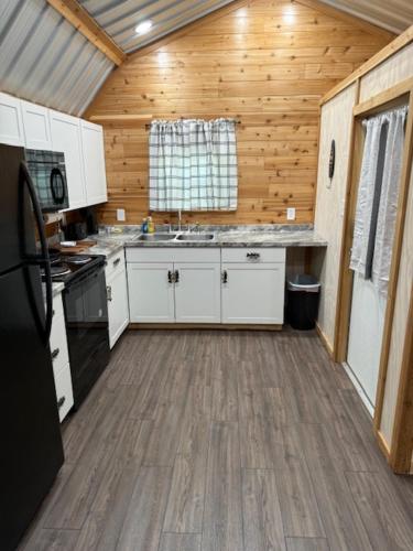 Trails , Tails , and Scales Cabin 2 in Wiergate