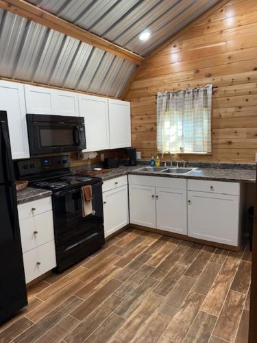 Trails , Tails , and Scales Cabin 2 in Wiergate