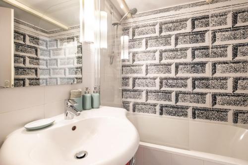 Saint-Honore - Art Deco Flat - Sleeps 5P - image 11