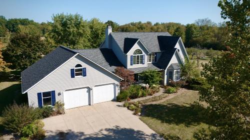 . Spacious 5 bedroom 16 plus guests on 14 acres with fishing pond